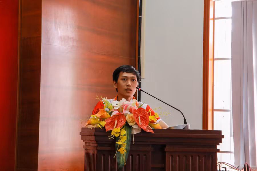 Đại diện nhóm sinh viên báo cáo đề tài "Ứng dụng xử lý ảnh và mã QR phục vụ phân loại sản phẩm trên mô hình MPS 2000 tại Khoa kỹ thuật và Công nghệ, ĐH Huế". Đại diện nhóm sinh viên báo cáo đề tài "Ứng dụng xử lý ảnh và mã QR phục vụ phân loại sản phẩm trên mô hình MPS 2000 tại Khoa kỹ thuật và Công nghệ, ĐH Huế".