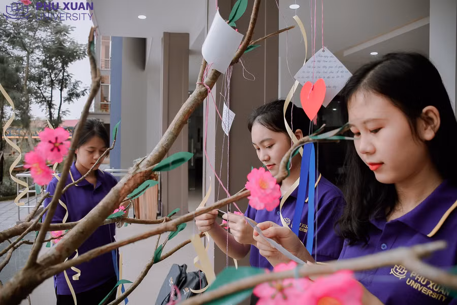 SV gửi lời chúc thầy cô lên "Cây tri ân" nhân ngày 20-11