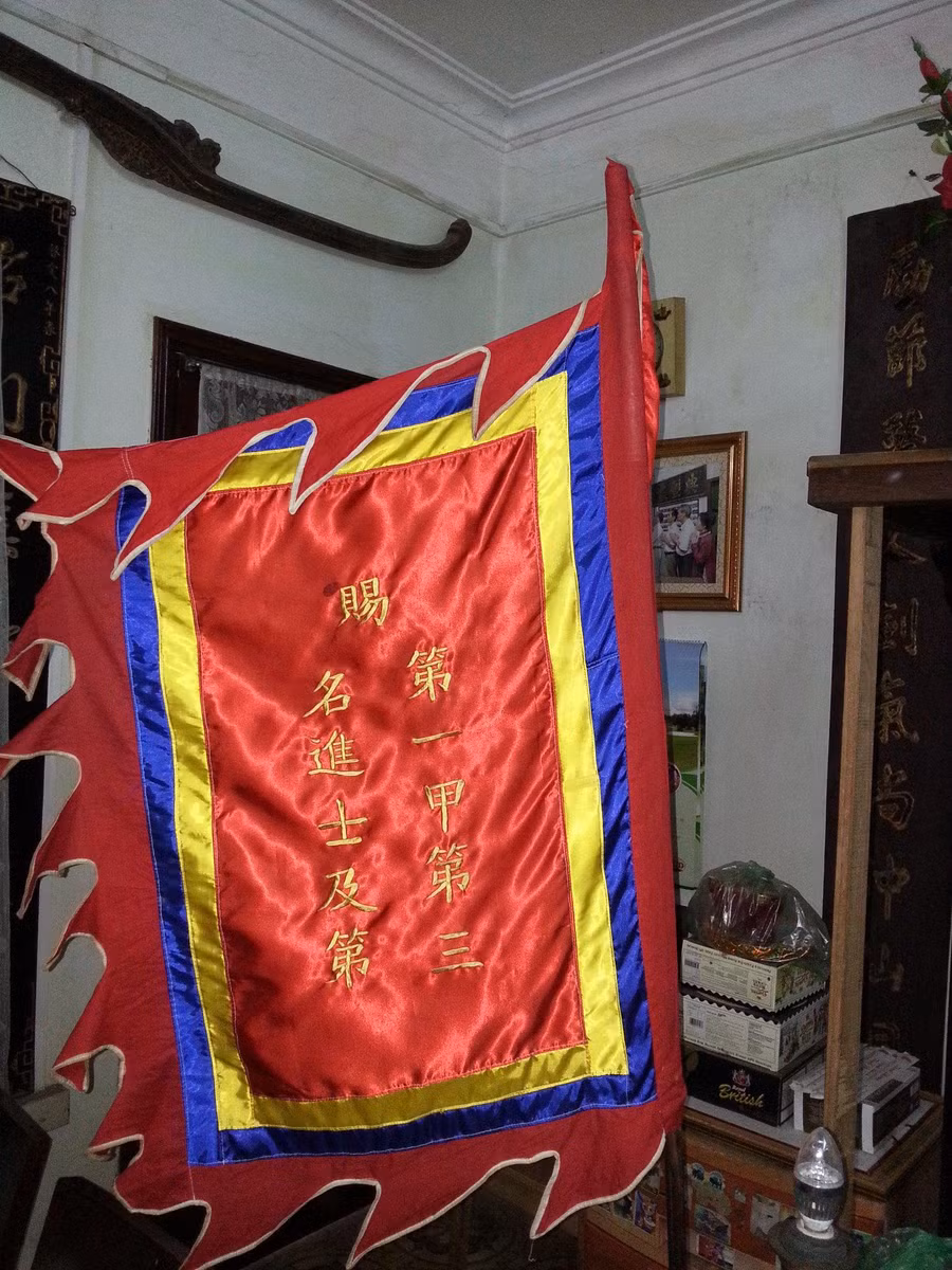 Cờ vua tặng Thám hoa Mai Anh Tuấn.