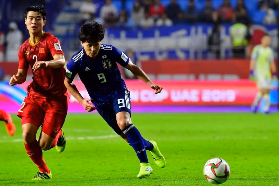 Minamino và Duy Mạnh của tuyển Việt Nam ở tứ kết Asian Cup 2019.