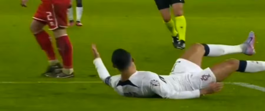 Ronaldo bị chỉ trích vì ăn vạ kiếm phạt đền ảnh 2