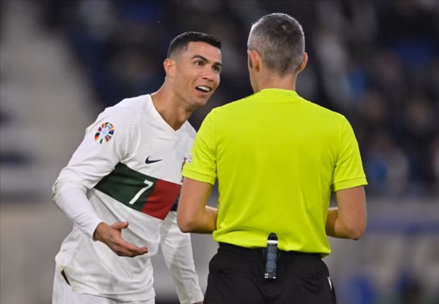 Ronaldo bị chỉ trích vì ăn vạ kiếm phạt đền ảnh 3