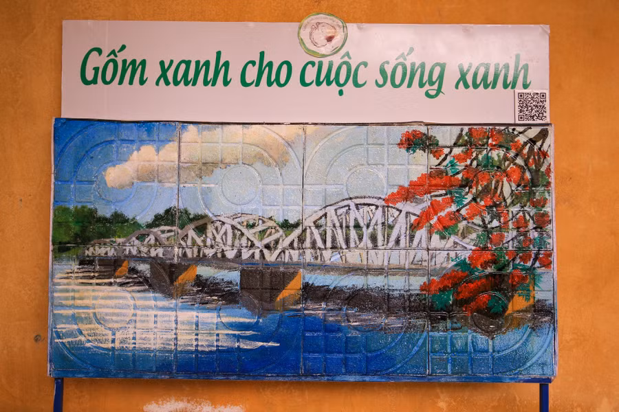 Hình ảnh cầu Trường Tiền xứ Huế được nhóm học sinh vẽ lên sản phẩm trưng bày. (Ảnh: Hoàng Hải). Hình ảnh cầu Trường Tiền xứ Huế được nhóm học sinh vẽ lên sản phẩm trưng bày. (Ảnh: Hoàng Hải).
