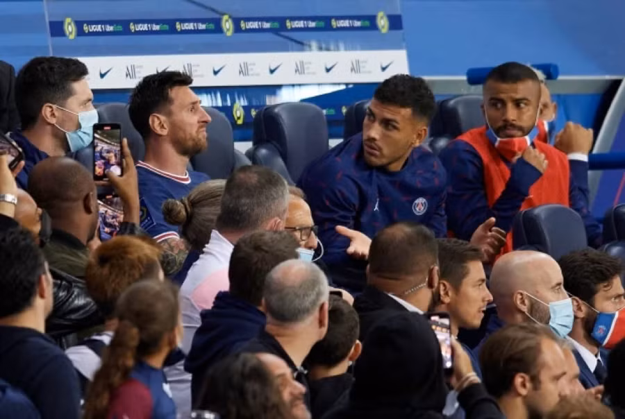 Messi không biểu lộ niềm vui khi đồng đội ghi bàn phút bù giờ.