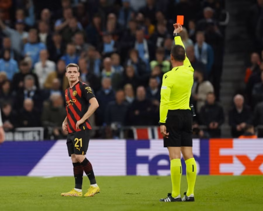 Man City trở thành đội bóng đầu tiên vào vòng 16 Champions League 