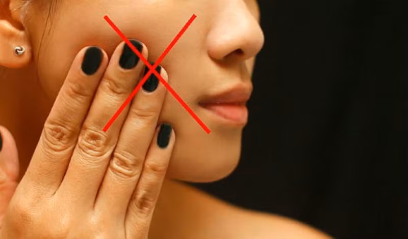 Phòng chống dịch Covid-19: Ngừng chạm tay lên mặt!