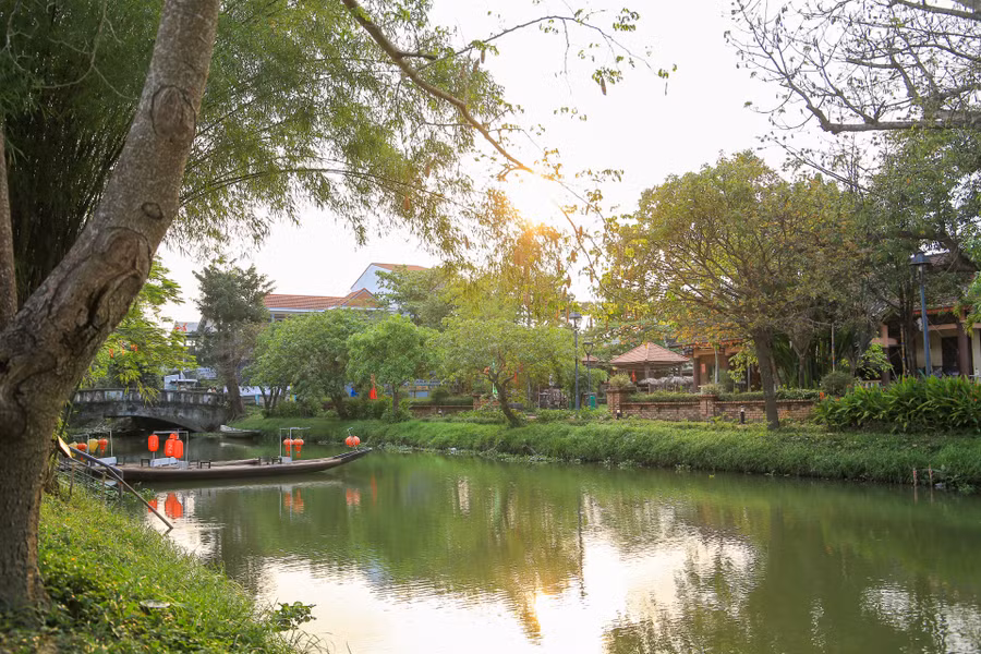 Xung quanh cầu có đồng ruộng, chợ, đường làng, lối xóm, nhà vườn, và những lũy tre xanh soi mình dưới mặt nước.