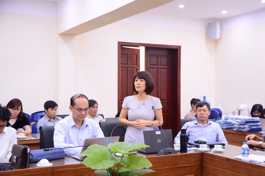 Đại biểu phát biểu ý kiến trước khi tiến hành thẩm định. Ảnh: Đức Trí