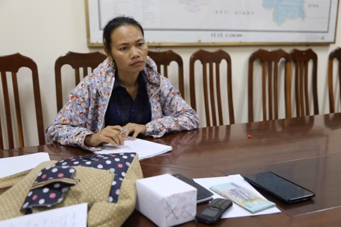 Đối tượng Dương Thị Vinh cùng tang vật tại cơ quan điều tra. đối tượng Dương Thị Vinh cùng tang vật