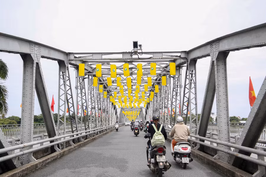 Hầu hết khắp các tuyến đường lớn nhỏ, đến cầu Trường Tiền, Phú Xuân, Dã Viên... cho đến các hộ gia đình Phật tử đều tràn ngập không khí hân hoan chào đón Lễ Phật đản. Hầu hết khắp các tuyến đường lớn nhỏ, đến cầu Trường Tiền, Phú Xuân, Dã Viên... cho đến các hộ gia đình Phật tử đều tràn ngập không khí hân hoan chào đón Lễ Phật đản.