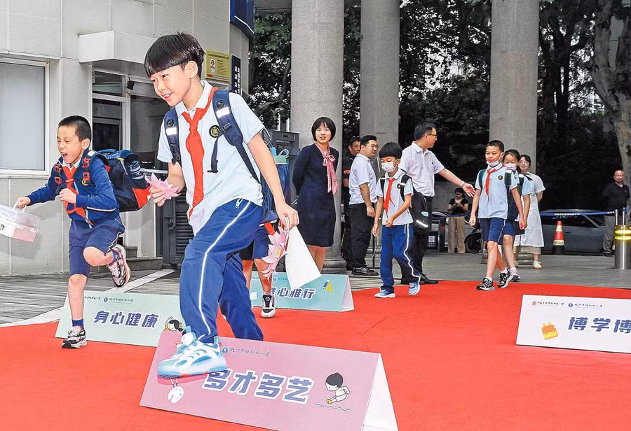 Giáo viên Trung Quốc khích lệ học sinh vượt qua 'rào cản' trong ngày khai giảng.