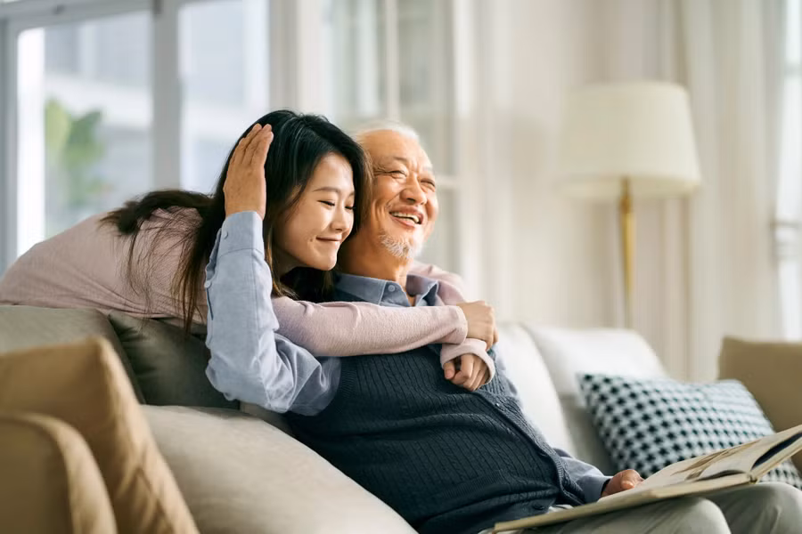 Thu nhập từ làm con toàn thời gian, ngoài tiền bạc còn có tình thân. Ảnh: Scmp.com