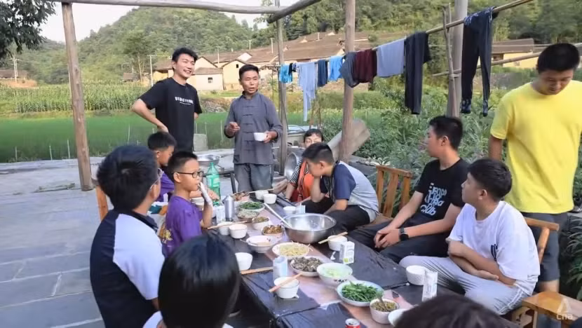 Nông thôn Trung Quốc đông thanh niên hơn nhờ giới trẻ chọn về quê, sống cùng và làm việc cho cha mẹ. Ảnh: Channelnewsasia.com