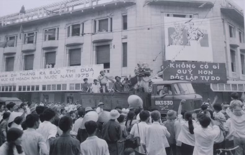 Sau khi nghe tin Sài Gòn giải phóng, hàng vạn người dân Thủ đô đã đổ ra đường mừng thắng lợi vĩ đại của dân tộc, ngày 30/4/1975.