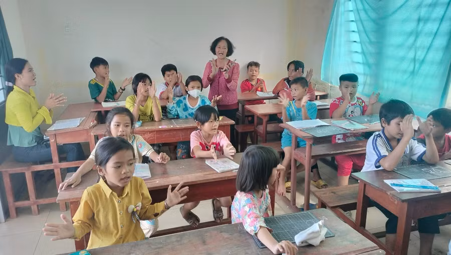 Giây phút vui tươi của cô Lê Thị Bích Thủy cùng học trò. Giây phút vui tươi của cô Lê Thị Bích Thủy cùng học trò.