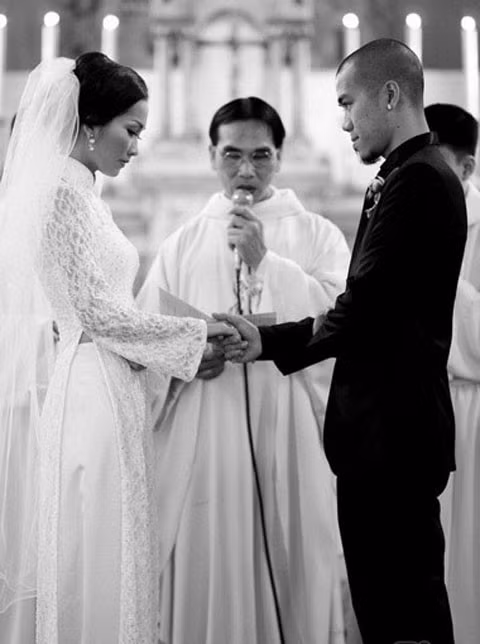 Út Ráng Kim Hiền: Từ nỗi đau bị chồng phản bội sau 2 tháng mặc áo cô dâu tới niềm hạnh phúc tìm thấy hoàng tử của đời mình sau 2 lần đò - Ảnh 1.