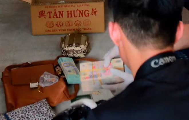 Nhieu tien mat tren oto cho 4 nu nghi can vu 2 thi the trong be tong hinh anh 1 