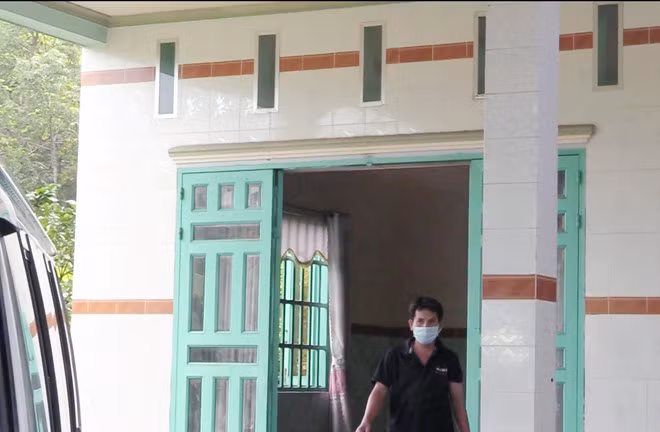 Những tình tiết rợn người trong vụ phát hiện 2 thi thể bị đổ bê tông ảnh 1 Công an đã thu giữ nhiều vật chứng liên quan vụ án trong căn nhà phát hiện 2 thi thể bị đổ bê tông /// Ảnh: ĐỖ TRƯỜNG