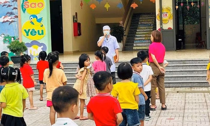 Ngành Y tế huyện Hương Khê phối hợp với các trường học kiểm tra, tuyên truyền kiến thức về phòng tránh và điều trị dịch đau mắt đỏ. (Ảnh: CTV)