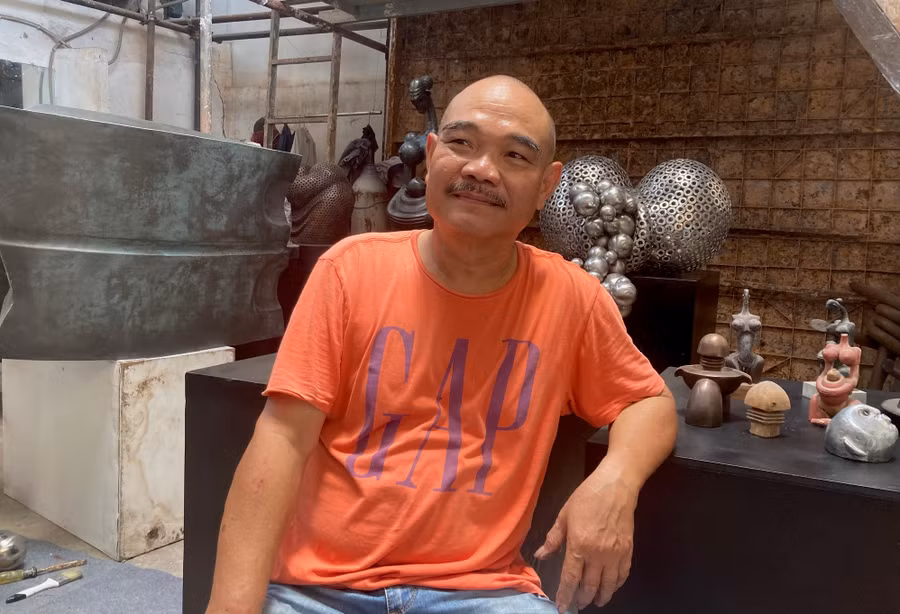 Nhà điêu khắc Hoàng Tường Minh.