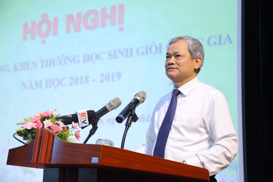 Chủ tịch UBND tỉnh Nguyễn Tử Quỳnh phát biểu chúc mừng thành tích của học sinh, giáo viên trong kỳ thi chọn HSG quốc gia. Ảnh: Việt Hà