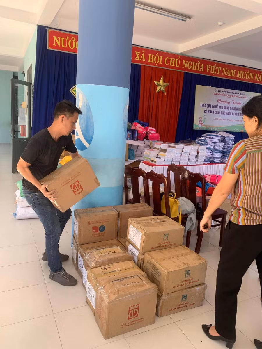 Sách giáo khoa của Nhà xuất bản Giáo dục Việt Nam đang được chuyển tới học sinh Đà Nẵng.