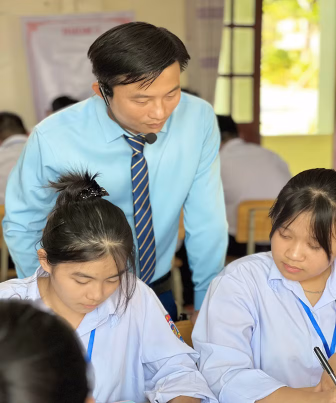 Thầy giáo Nguyễn Văn Lưu, đại diện nhóm Toán Trường THPT Gia Viễn A cùng học sinh trong tiết dạy mẫu. Thầy giáo Nguyễn Văn Lưu, đại diện nhóm Toán Trường THPT Gia Viễn A cùng học sinh trong tiết dạy mẫu.