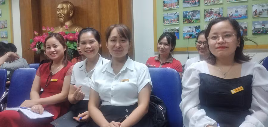 Cô giáo Trương Ngọc Điệp (thứ 2 từ phải sang) luôn gần gũi, chia sẻ cùng đồng nghiệp.