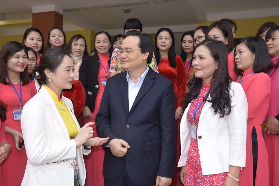 Chia sẻ với các thầy, cô giáo huyện Việt Yên (Bắc Giang), Bộ trưởng Phùng Xuân Nhạ mong muốn các thầy, cô tìm được giải pháp củng cố, phát triển thư viện nhà trường