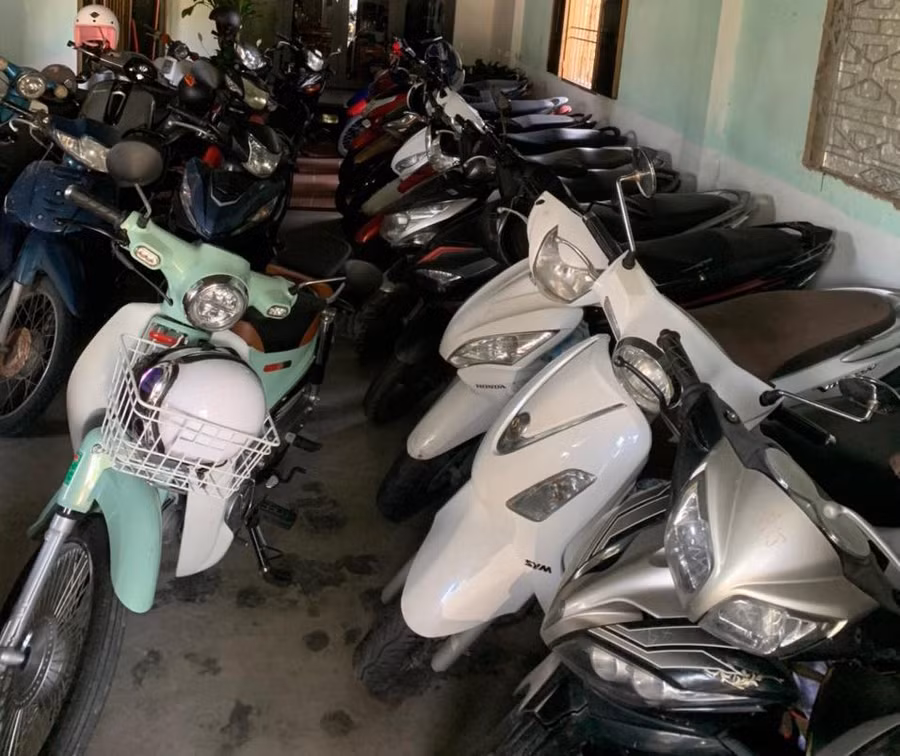 Xe vi phạm bị lực lượng công an tịch thu để lập biên bản mời phụ huynh lên xử lý.