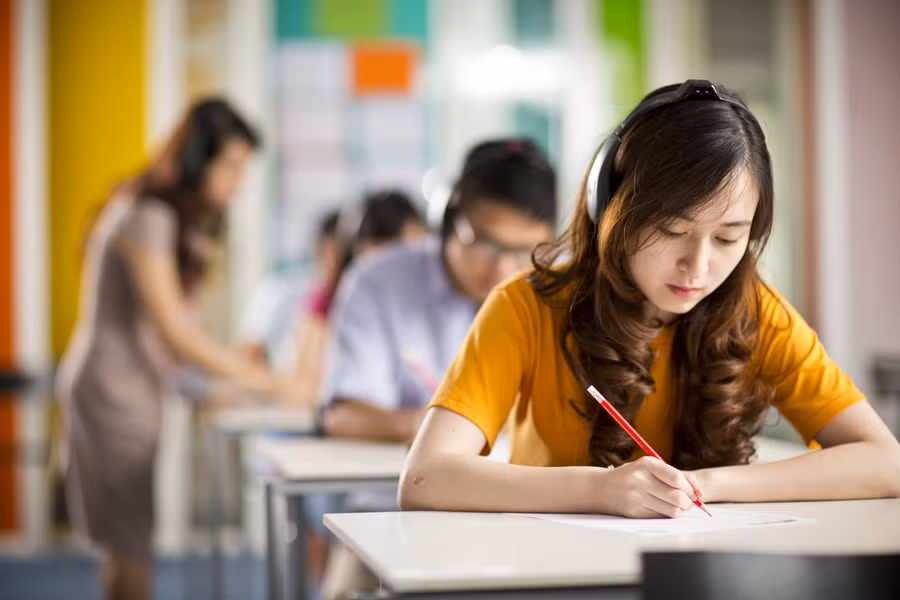 Thí sinh thi IELTS trên giấy sẽ được hỗ trợ và hướng dẫn bởi cán bộ khảo thí của Hội đồng Anh. Ảnh: Hội đồng Anh.