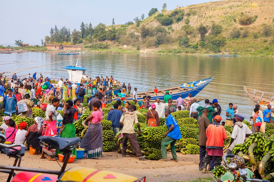 Người dân sinh hoạt bên bờ sông Kivu.
