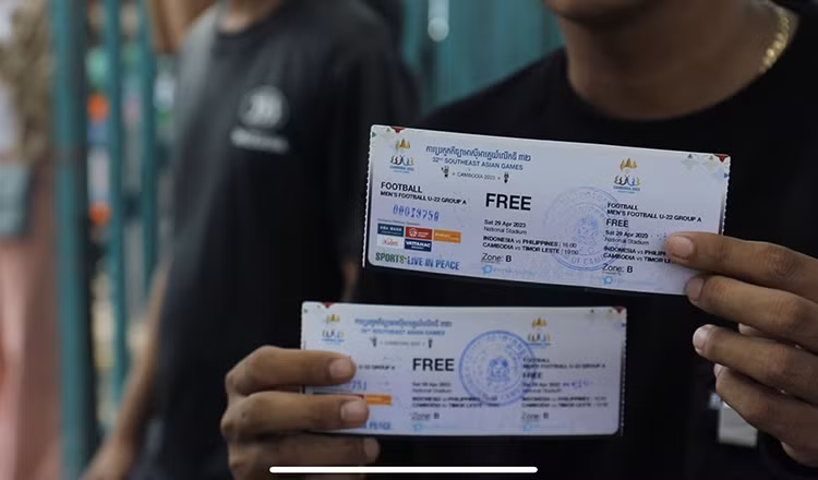 Một người hâm mộ may mắn có được cặp vé xem trận khai màn bóng đá nam SEA Games 32. Ảnh: Truyền thông Campuchia. Một người hâm mộ may mắn có được cặp vé xem trận khai màn bóng đá nam SEA Games 32. Ảnh: Truyền thông Campuchia.