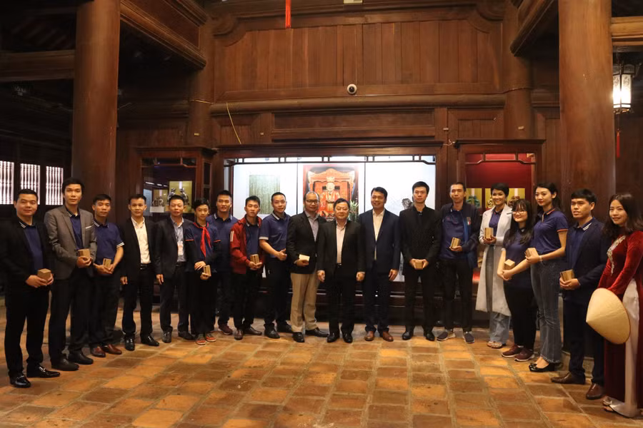 Các gương mặt trẻ Việt Nam tiêu biểu tham quan Văn Miếu - Quốc Tử Giám.