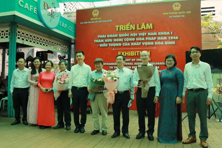 Các đại biểu và khách mời tham gia khai mạc Triển lãm Các đại biểu và khách mời tham gia khai mạc Triển lãm