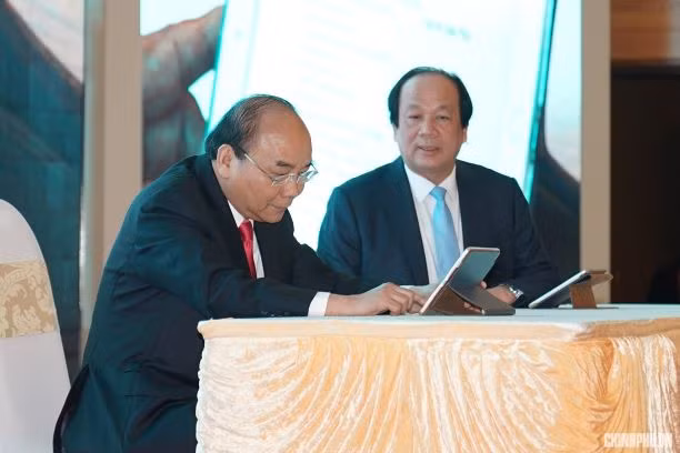 Thủ tướng Nguyễn Xuân Phúc ký ban hành văn bản trên hệ thống quản lý văn bản điện tử
