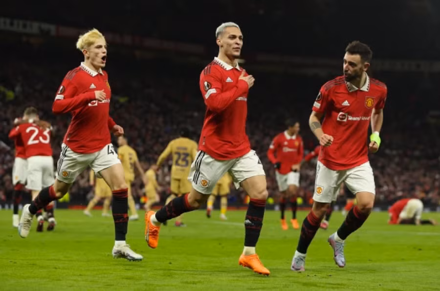 Antony ăn mừng khi Man United lọt vào vòng 16 đội.