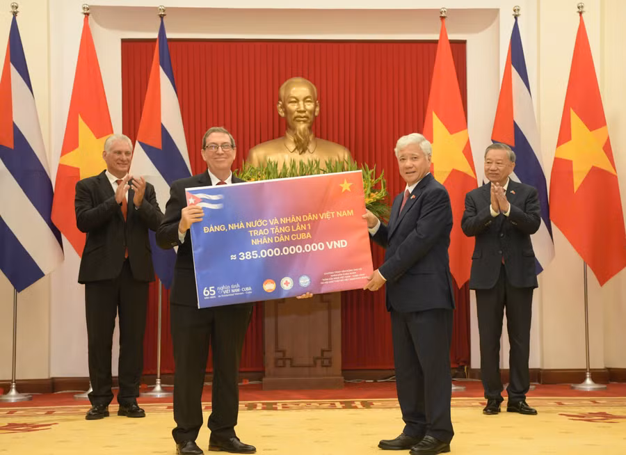 Ủy ban Trung ương Mặt trận Tổ quốc Việt Nam trao tiền ủng hộ Cuba.