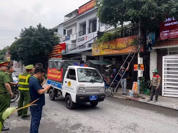 Công an Phường Tây Mỗ xử lý vi phạm lòng đường, vỉa hè.