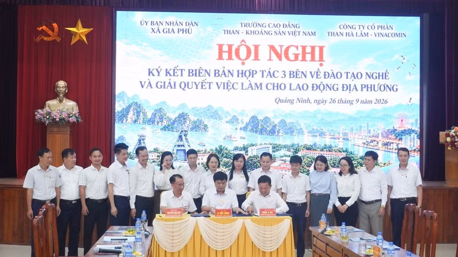 UBND xã Gia Phù, Trường Cao đẳng Than – Khoáng sản Việt Nam và Công ty Cổ phần Than Hà Lầm ký Biên bản hợp tác về đào tạo nghề gắn với giải quyết việc làm cho lao động. dsc04022-1068x601.jpg