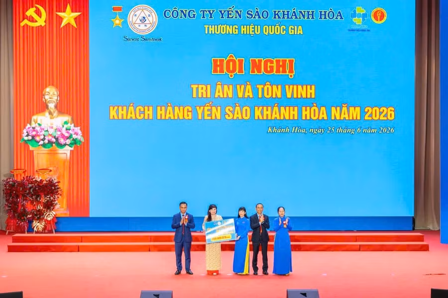 trao-tang-200-trieu-dong-quy.jpg