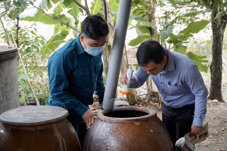 1283914-ngay-11-4-2023-ben-luc-ra-quan-diet-lang-quang-phong-chong-sxh-hinh-3-15290011.jpg
