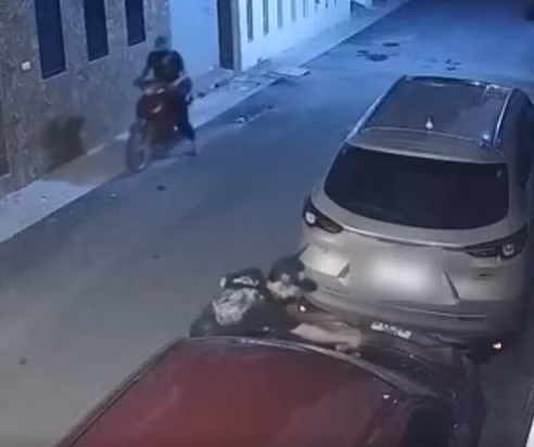 Hình ảnh 2 tên trộm được camera ghi lại. (Ảnh: cắt từ video).