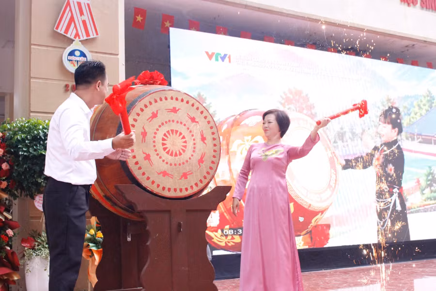 Hiệu trưởng Đào Thị Hồng Hạnh đánh trống khai trường. 1788572388787-8481589711045773936-8481589711045773936-0b9f438f57738b10127f426b004d54d5.jpg