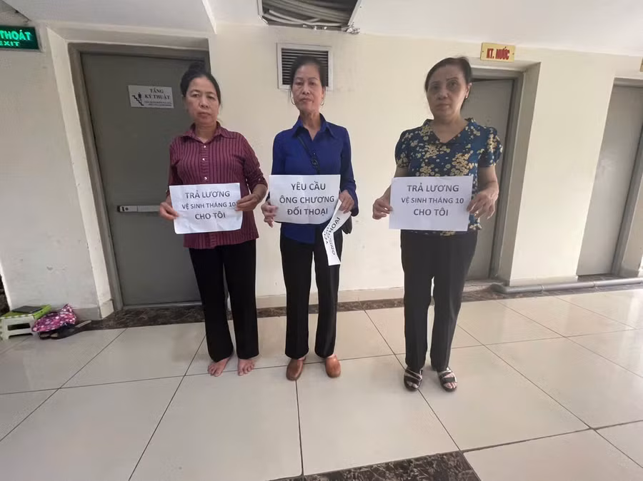 Một số công nhân vệ sinh môi trường trong tòa nhà chung cư HH2D&amp;E chưa nhận được tiền công.