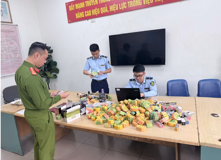 Cơ quan chức năng bắt giữ thuốc lá điện tử.(Ảnh: QLTT Hà Nội).