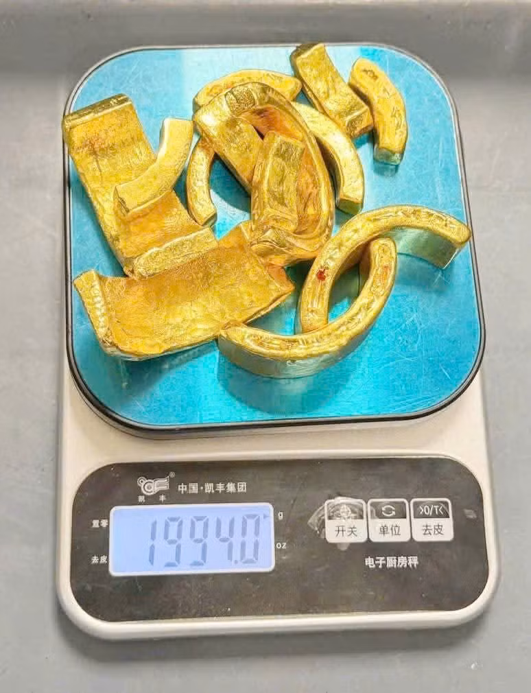 Ảnh: Gần 2kg vàng giấu trong ống kính máy ảnh.
