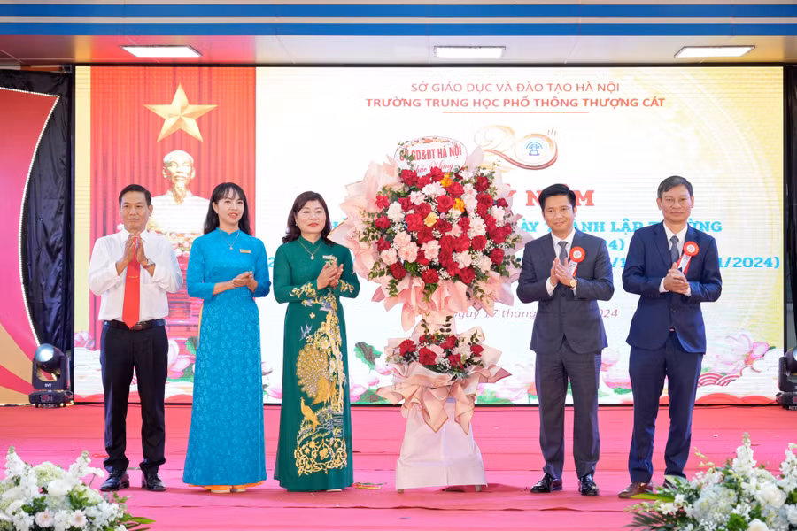 Trường THPT Thượng Cát đón nhận bằng khen Bộ GD&ĐT dịp kỷ niệm 20 năm thành lập