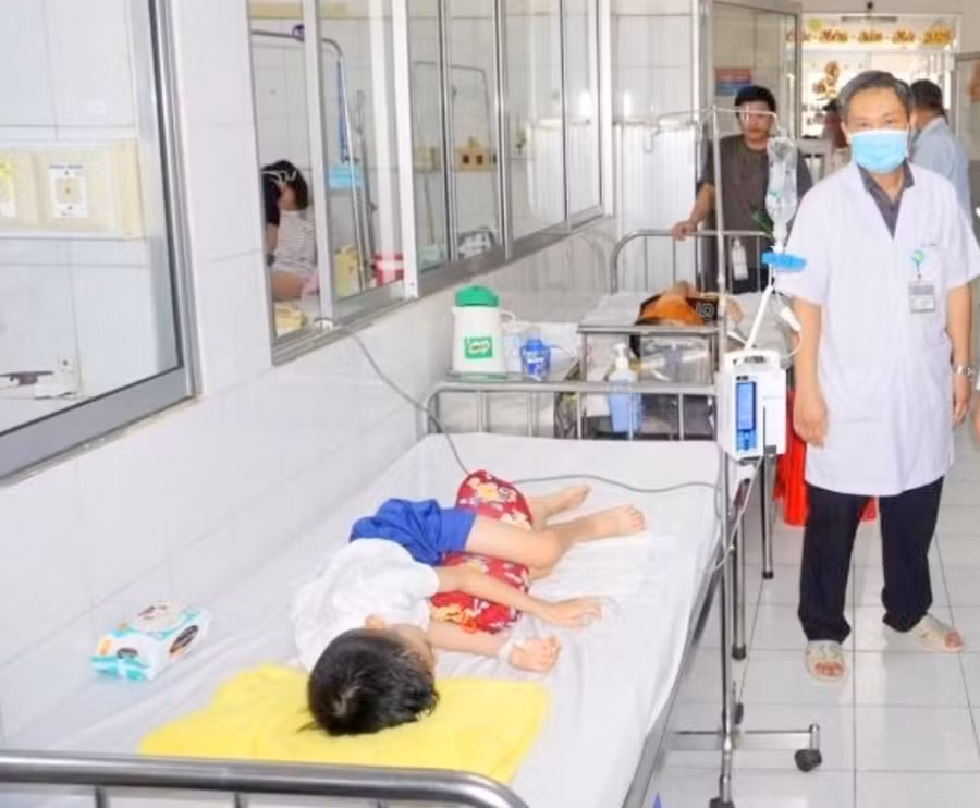  Học sinh nghi ngộ độc thực phẩm nhập viện tại Đồng Tháp (Ảnh: Báo ĐT).