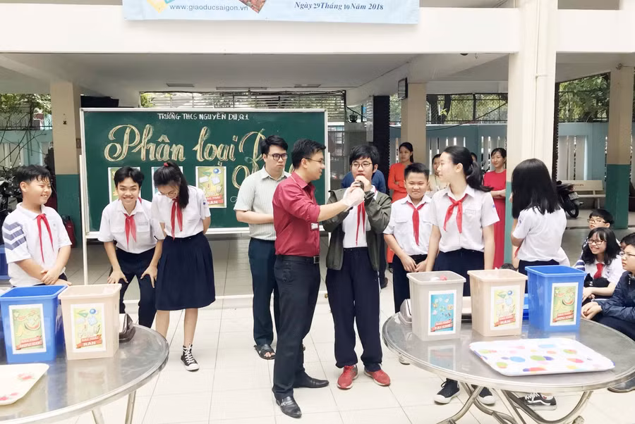 Học sinh Trường THCS Nguyễn Du, Quận 1 trong chuyên đề về Phân loại rác. Ảnh minh hoạ 